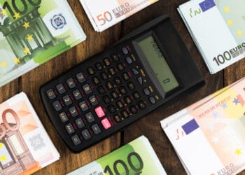 Vaizdas iš viršaus pinigai ir kišeninis skaičiuotuvas