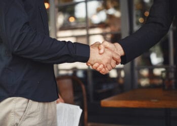 Vyrai spaudžia rankas Verslo sutarties sudarymas Verslo partnerių susitarimas