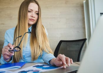 moteris dirbanti su nešiojamuoju kompiuteriu vmi individualios veiklos tikrinimas